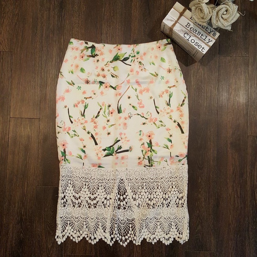 ASTR Pencil Midi Skirt Lace Lined Floral Print M